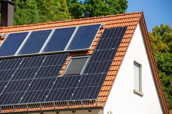 Photovoltaiktechnik am alpinen Steildach in Imst Umgebung Photovoltaiktechnik am alpinen Steildach in Imst Umgebung