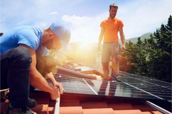 Arbeiter montieren PV Anlage am Dach Raum Imst Arbeiter montieren PV Anlage am Dach Raum Imst