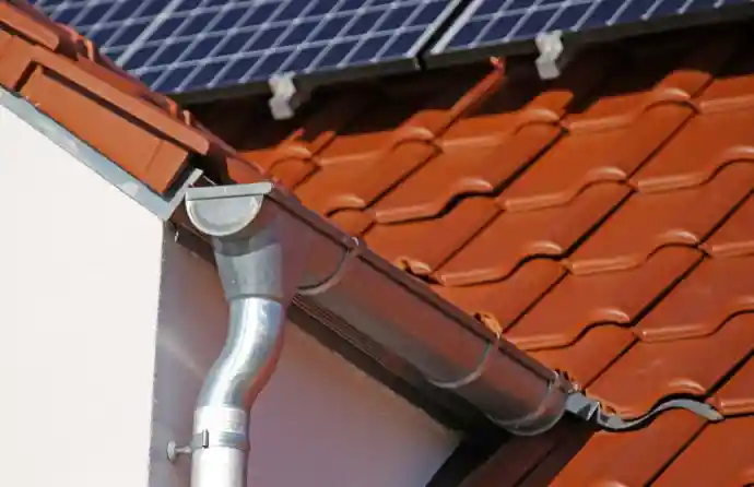 Dachrinnenmontage auf Einfamilienhaus mit Ziegeldach in Amstetten Dachrinnenmontage auf Einfamilienhaus mit Ziegeldach in Amstetten